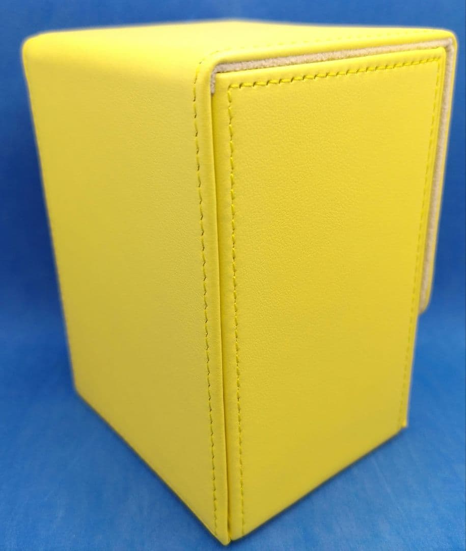 ポケモンカード　本革フリップデッキケース ピカチュウ