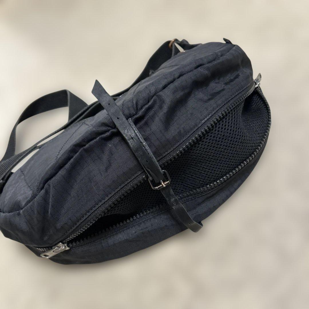 peepLoverLGB黒のナイロンショルダーバッグ 底ファースナーで幅広