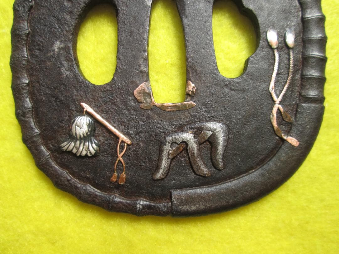 江戸期作　鍛鉄撫で四角形鍔　馬具道具の図　象嵌　責金　耳は竹鞭　音色抜群
