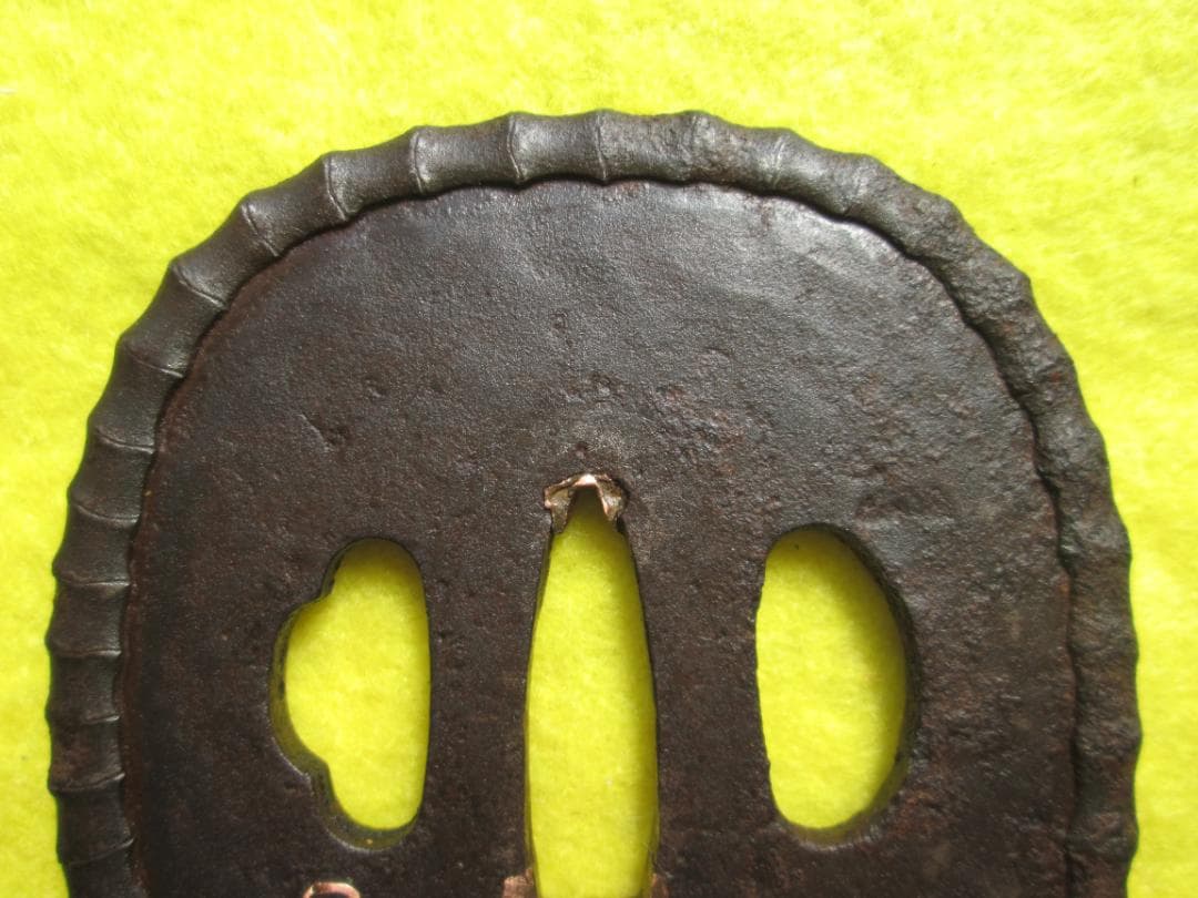 江戸期作　鍛鉄撫で四角形鍔　馬具道具の図　象嵌　責金　耳は竹鞭　音色抜群