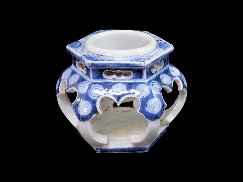 古伊万里　染付　壺型透かし 渦巻の図　六角　盃台　E471AS-CGm