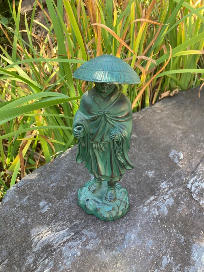 高岡銅器　仏像　親鸞聖人　青緑色の僧侶像