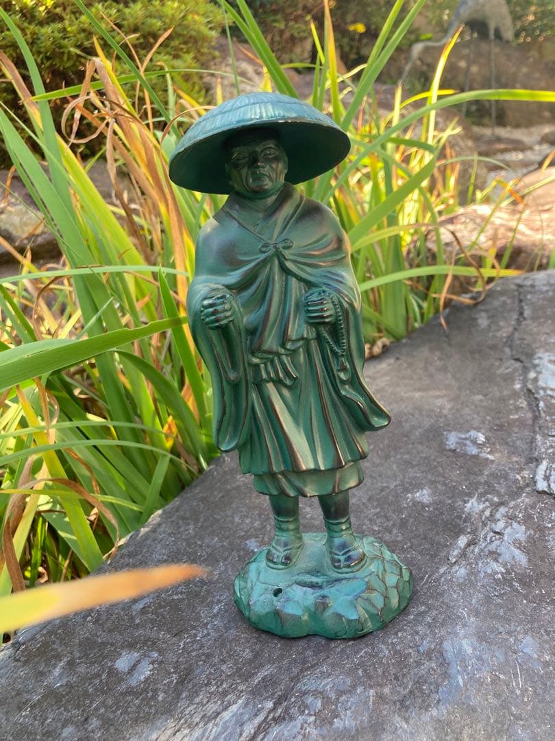 高岡銅器　仏像　親鸞聖人　青緑色の僧侶像