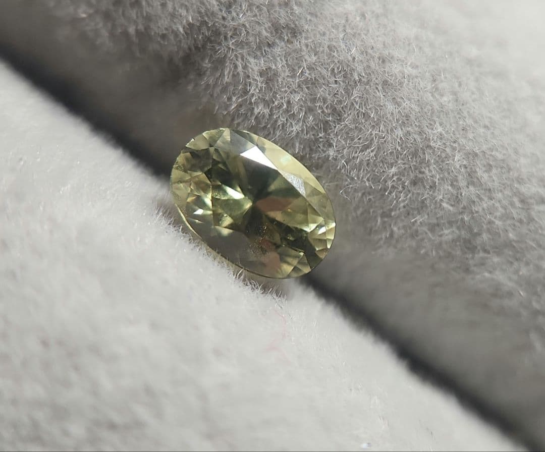 天然グロッシュラーライトアンドラタイトガーネット 0.600ct