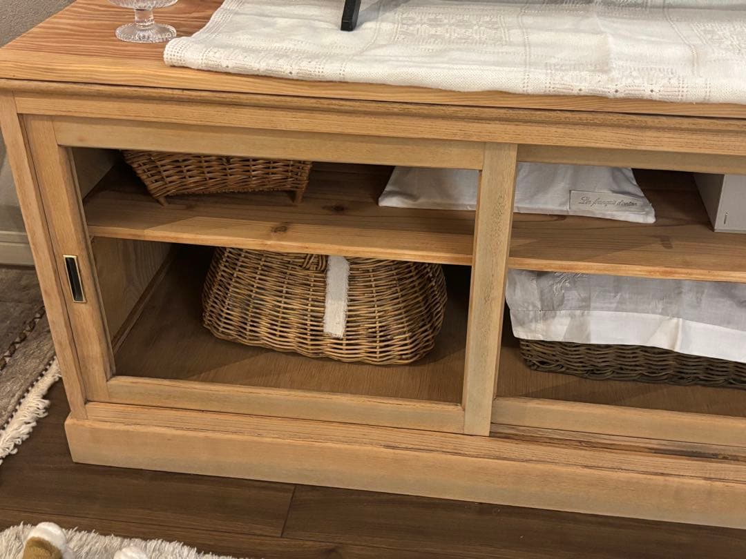 古家具の木肌のやさしい引き戸キャビネット
