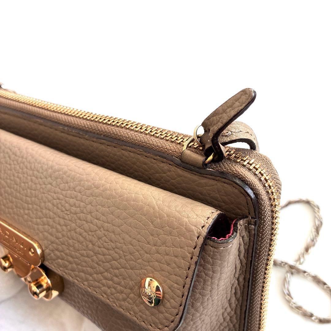 A.D.M.J. チェーン　ショルダーウォレット　レザー　グレー トープ ピンク