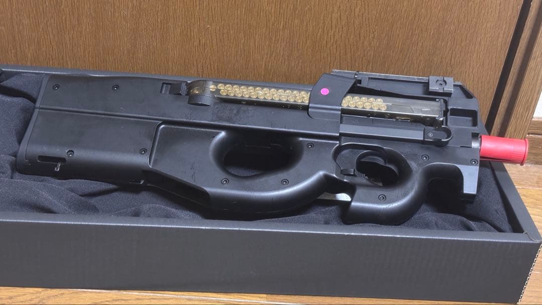 現在3000円off東京マルイ P90＋ (純正バッテリー、充電器とオマケ付き)