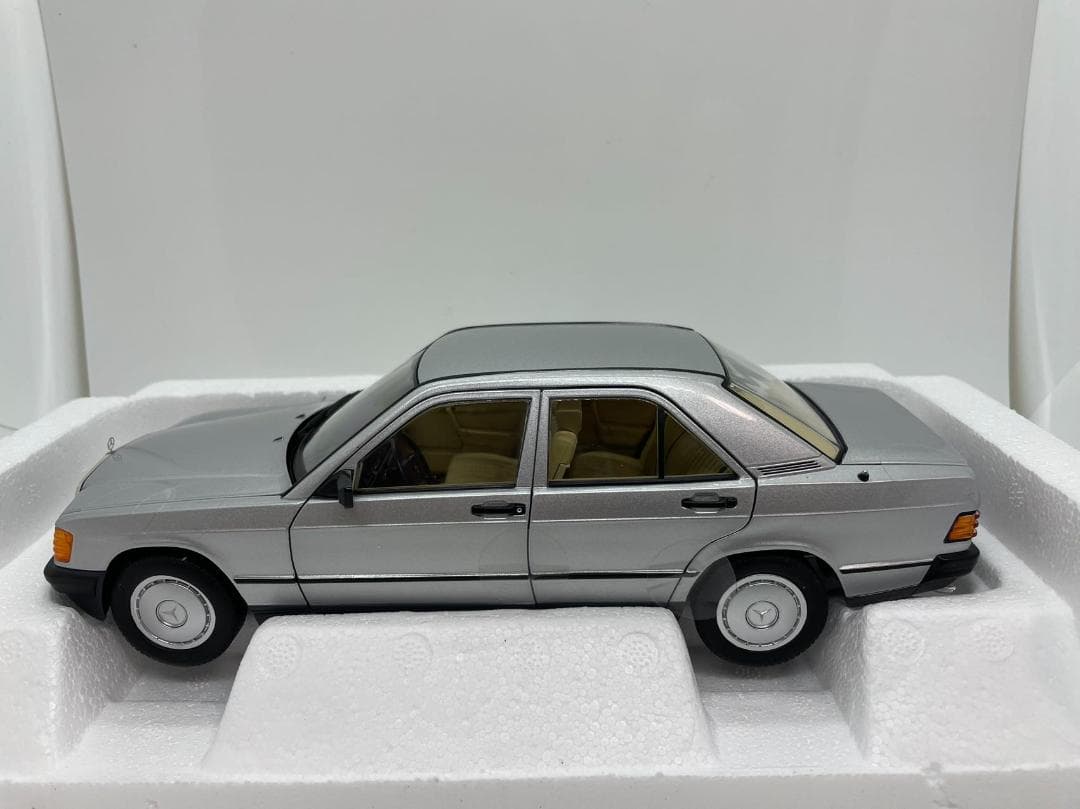 304-033 ノレブ 1/18 メルセデスベンツ 190E 1982