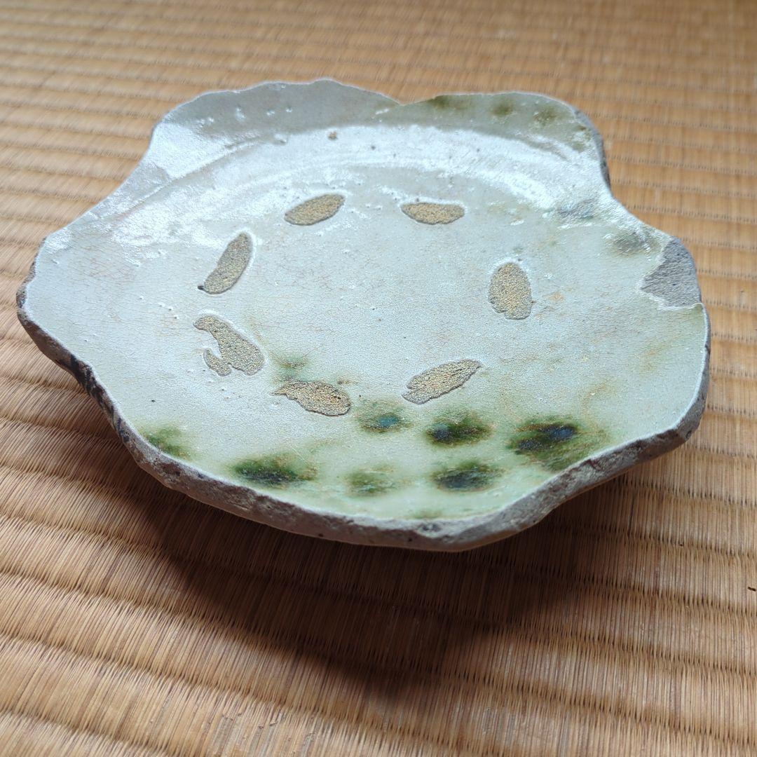 不規則な形状の陶器皿　緑釉陶片　古唐津　椎の峰　骨董品