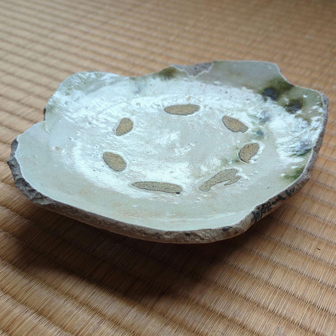 不規則な形状の陶器皿　緑釉陶片　古唐津　椎の峰　骨董品