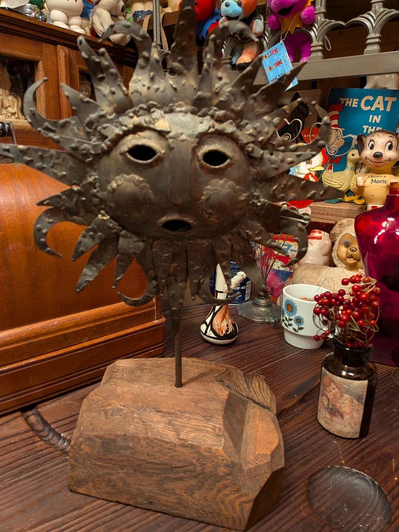 USAアンティークショップ購入 金属製太陽の顔装飾品 木製ベース付き