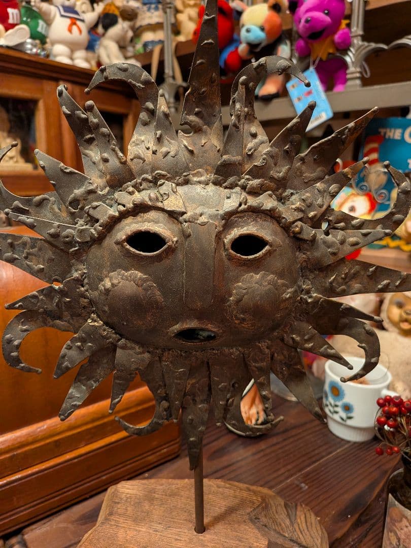 USAアンティークショップ購入 金属製太陽の顔装飾品 木製ベース付き