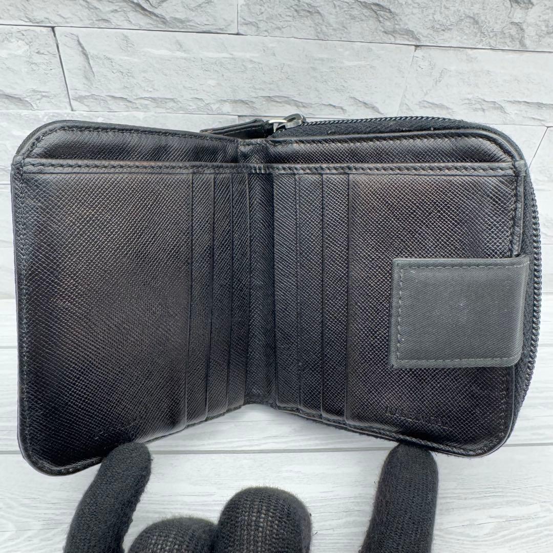 プラダ　二つ折り財布　ラウンドファスナー　三角ロゴ　ナイロン　ブラック