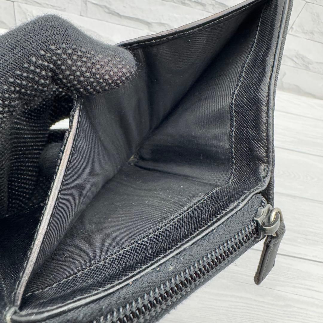 プラダ　二つ折り財布　ラウンドファスナー　三角ロゴ　ナイロン　ブラック