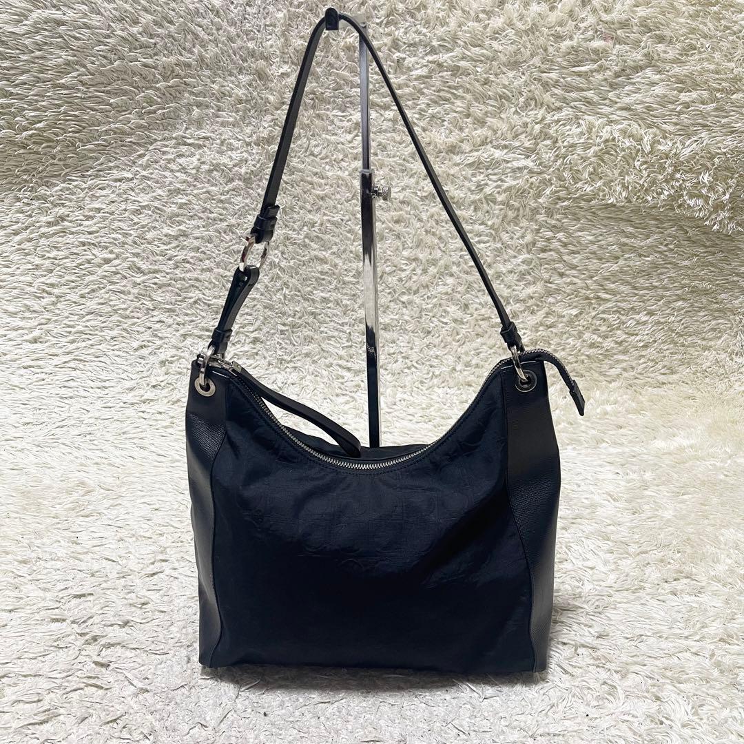 【美品】フェラガモ　ショルダーバッグ　ナイロン　レザー　黒　ガンチーニ　総柄