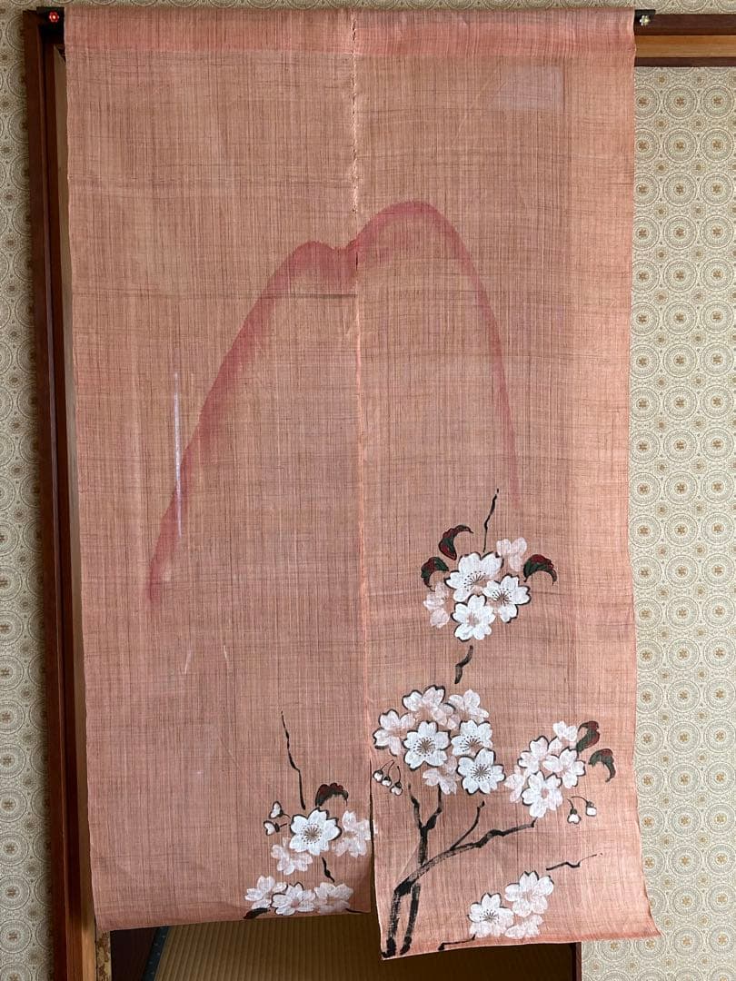 桜の花模様の薄いピンクのれん