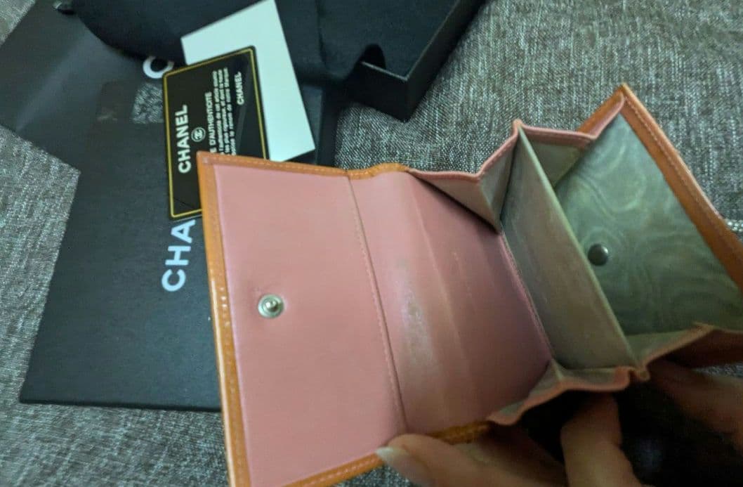 最終お値下げ！【CHANEL】 三つ折り財布 シルバーロゴ　オレンジ　エナメル