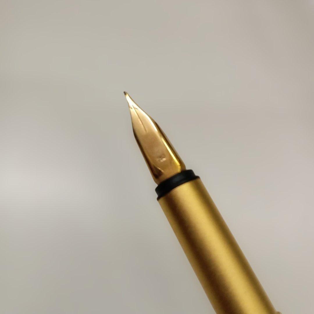 モンブラン 万年筆　ペン先に 750 と刻印されています　18K