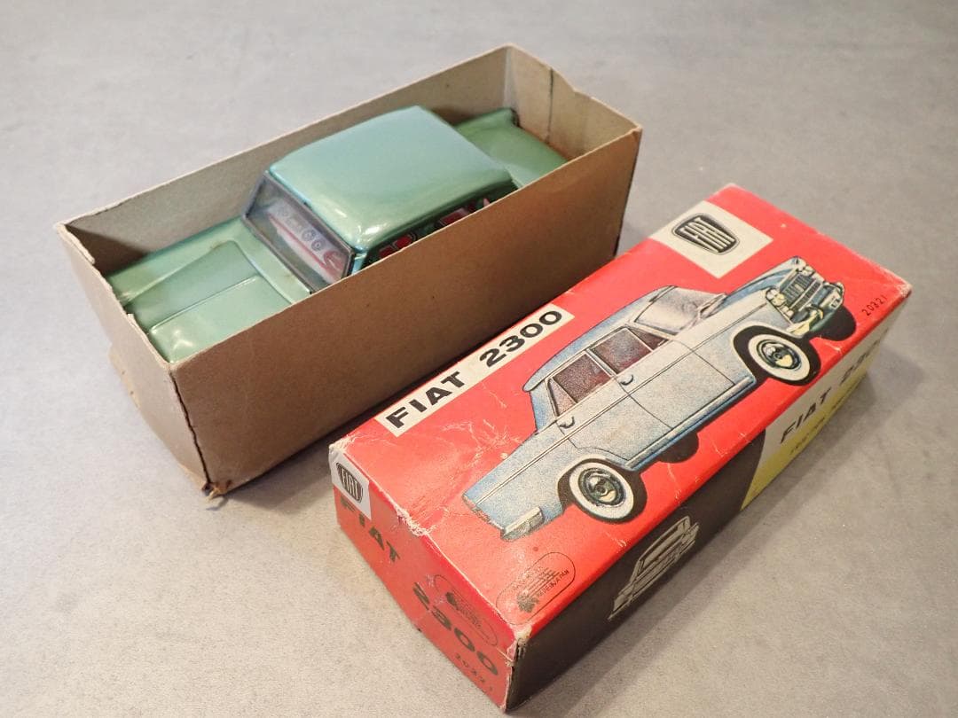 FIAT 2300 フリクションカー グリーン ビンテージブリキカー全長18㎝