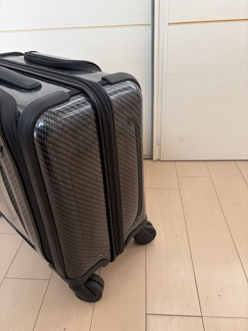TUMI カーボンファイバーキャリーケース 中型