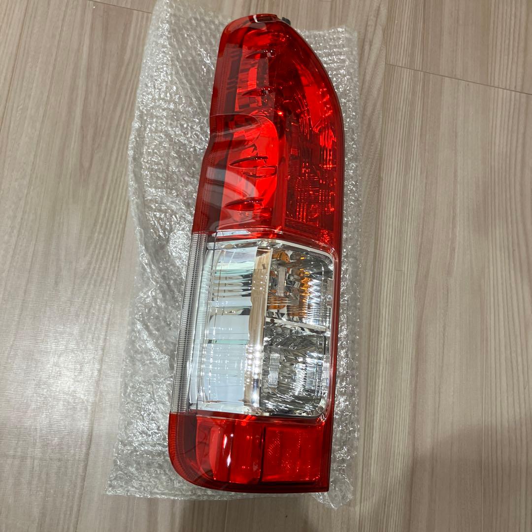 トヨタ200系ハイエース純正テールランプ　左　A045053