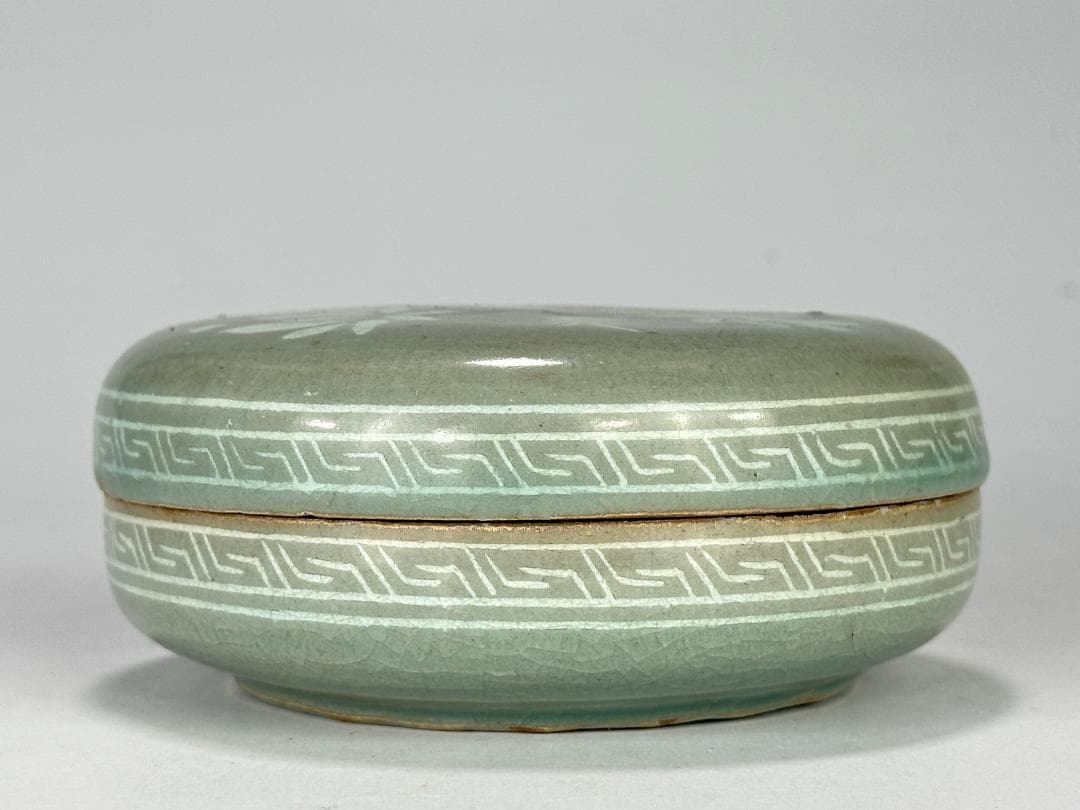 韓国美術　高麗青磁　黒白象嵌　花卉文　香合　時代　古物　朝鮮古陶磁