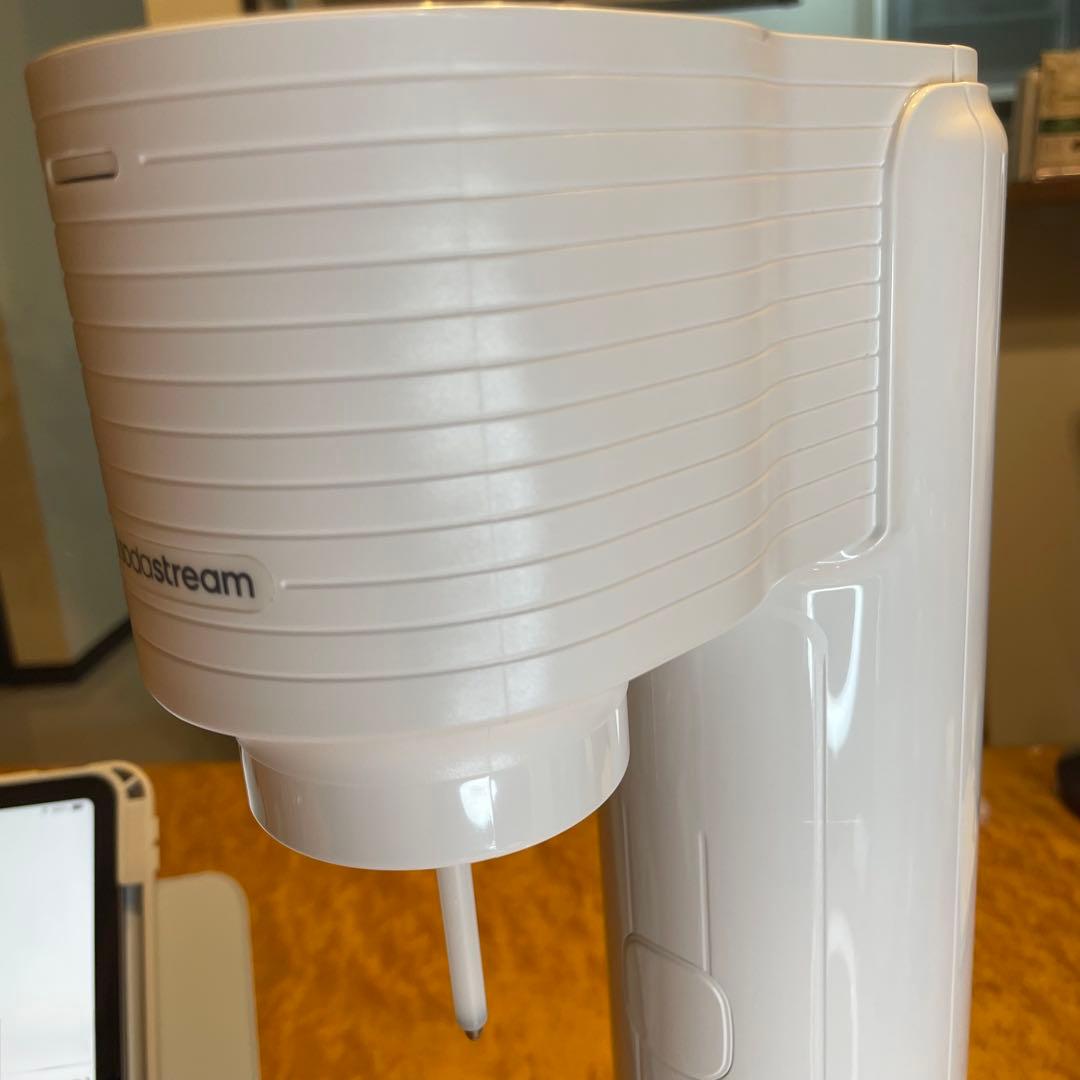 ソーダストリーム ガイア ホワイト　ガスシリンダー(満タン)1本、ボトル2本付