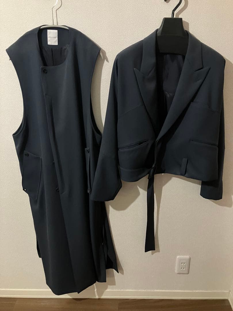 きょん sublationsのダークグレー ベストとジャケットのセット