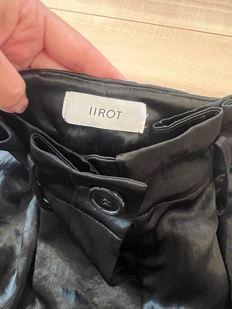 IIROT サテンパンツ