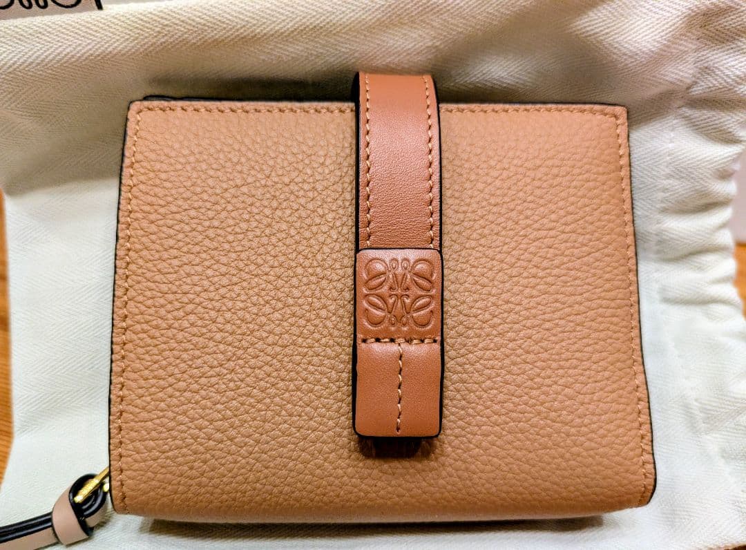 LOEWE ベージュ 二つ折り財布