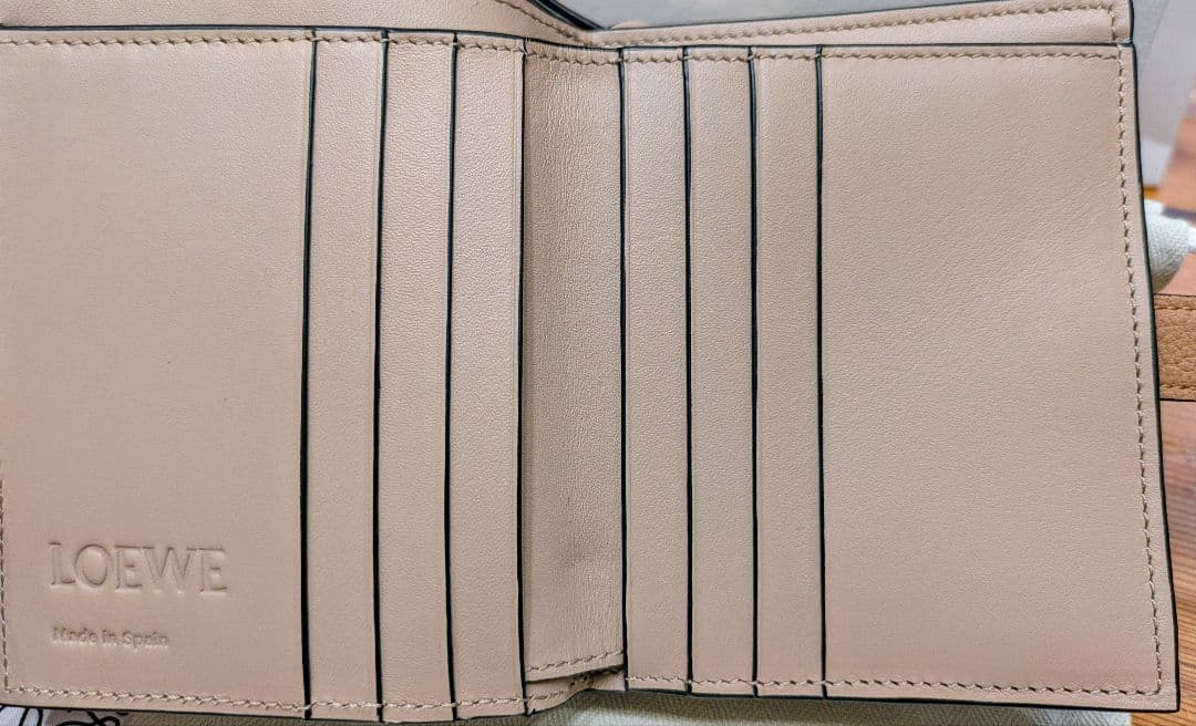 LOEWE ベージュ 二つ折り財布