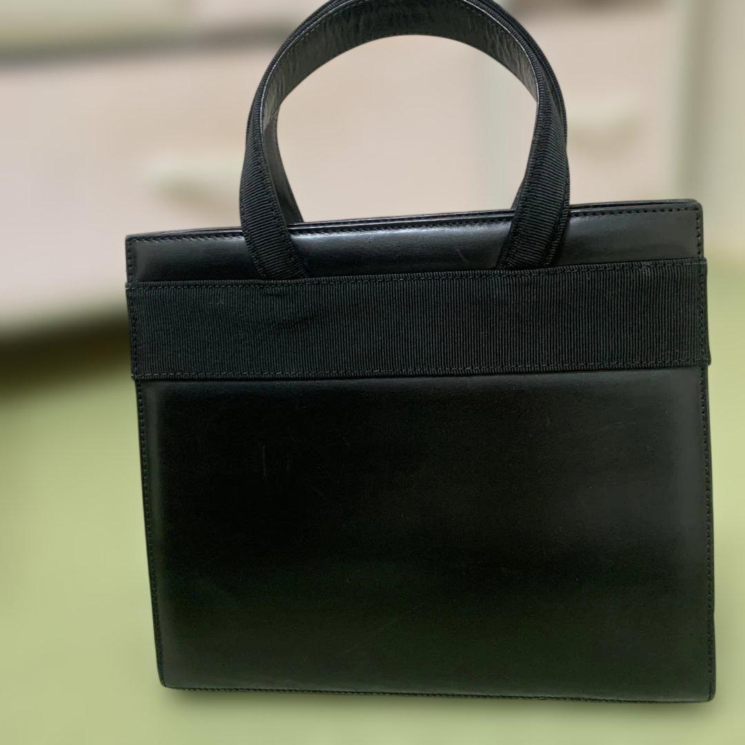 リボン付きブラックレザーハンドバッグ　フェラガモ