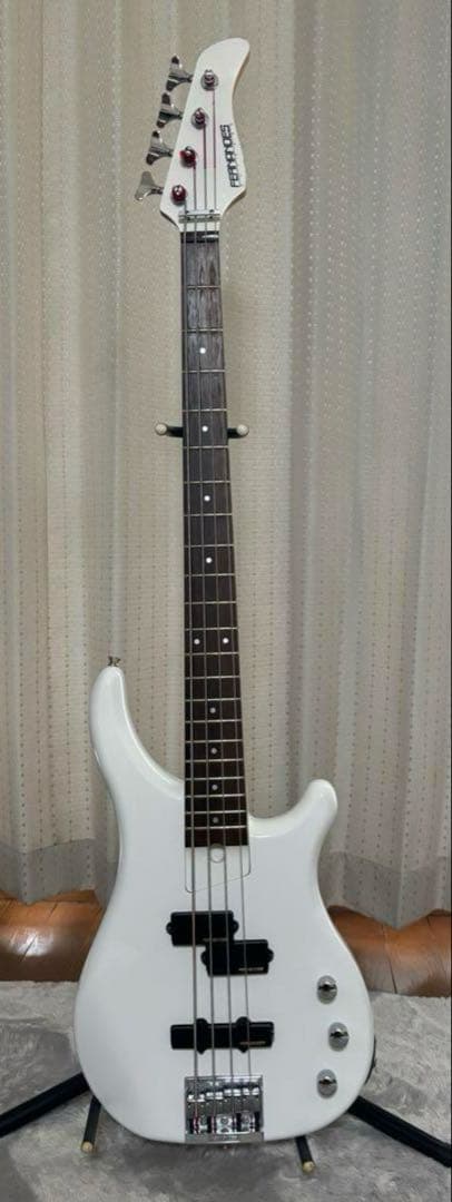 フェルナンデス　エレキベース　白　おまけ付