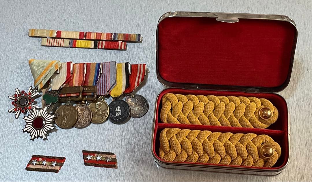 日本軍　勲章　略綬板　装肩章（ケース付き）　まとめ売り