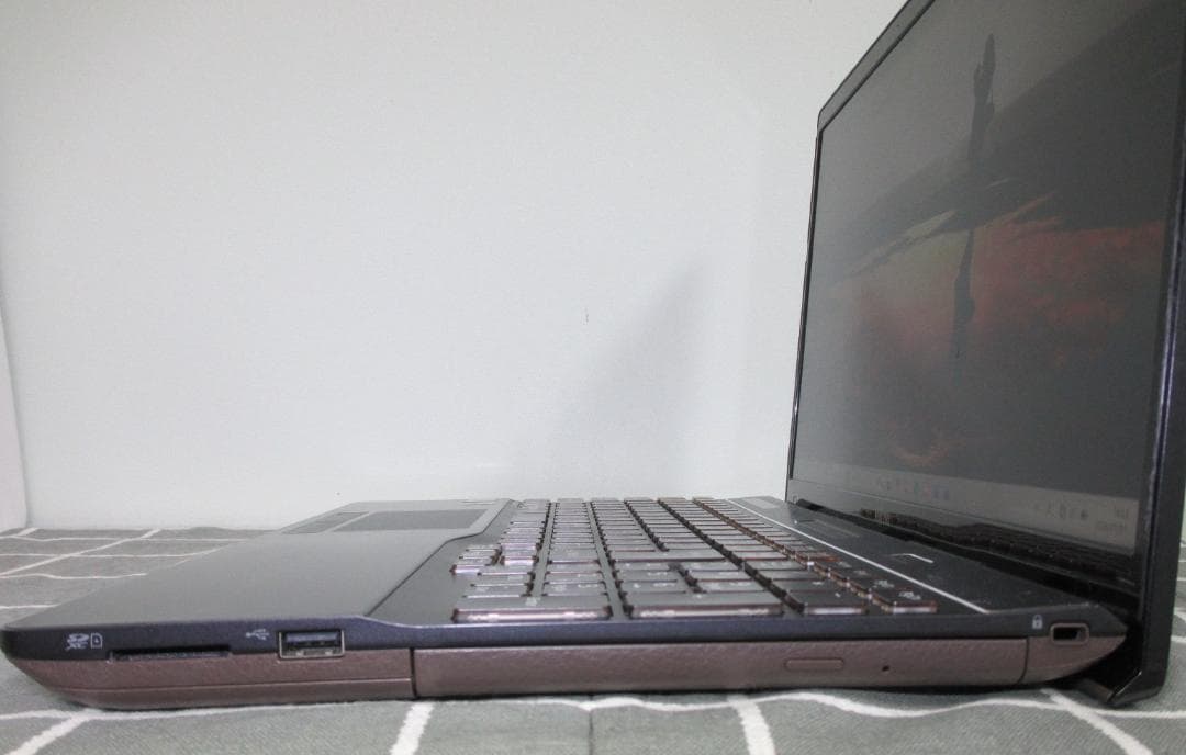 富士通ノートPC Corei7 第8世代、バッテリー93%、ブルーレイ