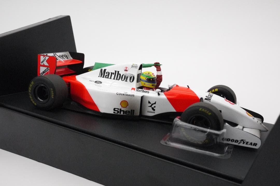 kuus プロフィ重要1/18 マクラーレン MP4/8 フラッグ セナ