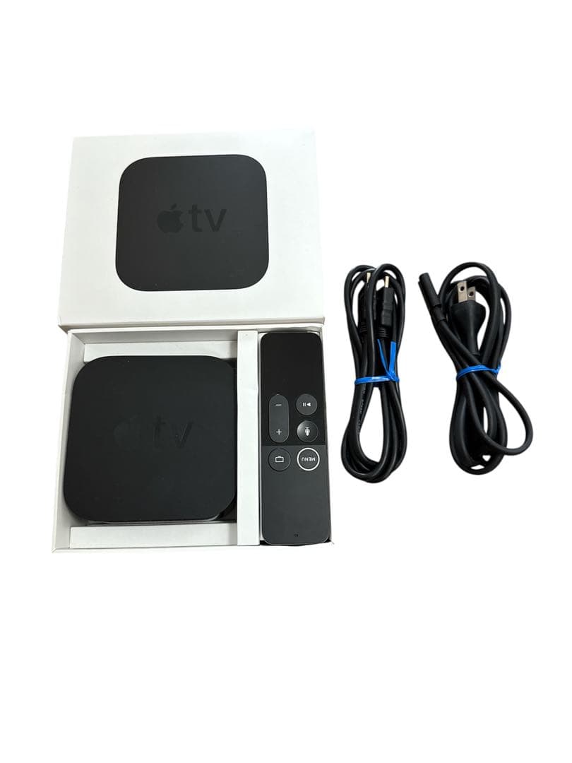 Apple TV 4K本体とリモコン、ケーブル付き