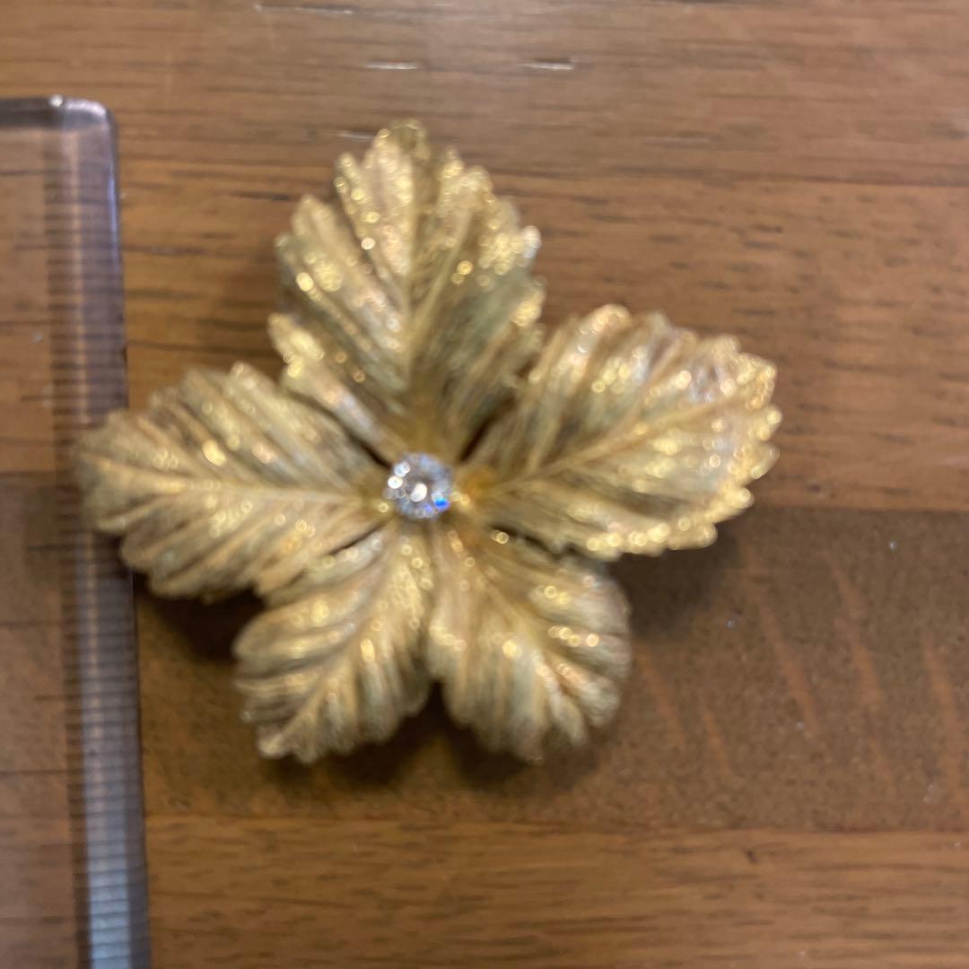 カルティエ　ダイヤ付き金色の葉型ブローチ