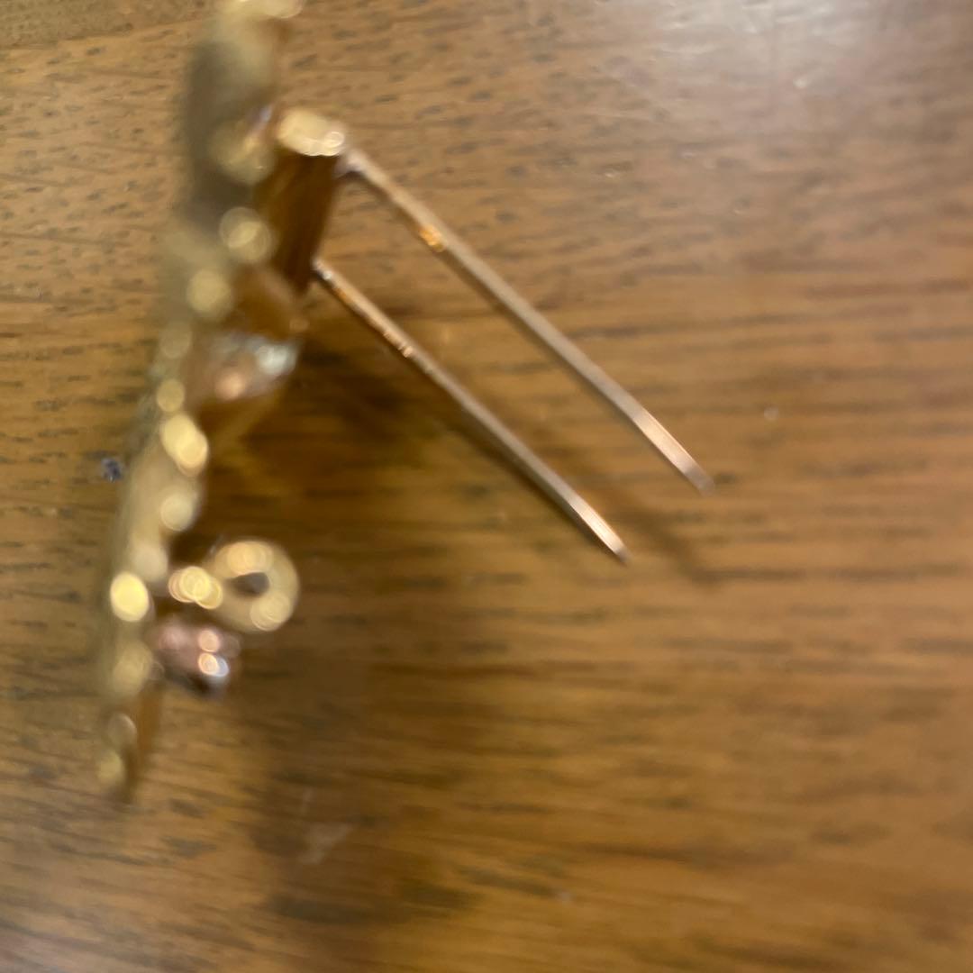 カルティエ　ダイヤ付き金色の葉型ブローチ