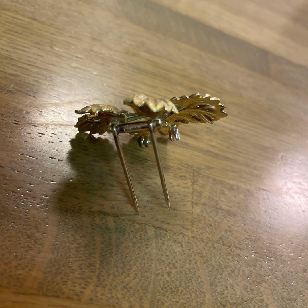 カルティエ　ダイヤ付き金色の葉型ブローチ