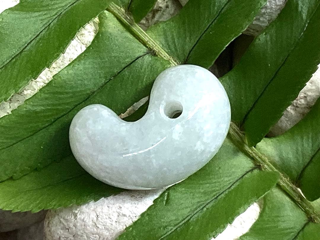 ✳高価なアイスジェイド**氷肌　糸魚川翡翠勾玉　本物の守護石をお身近に　鑑別書付