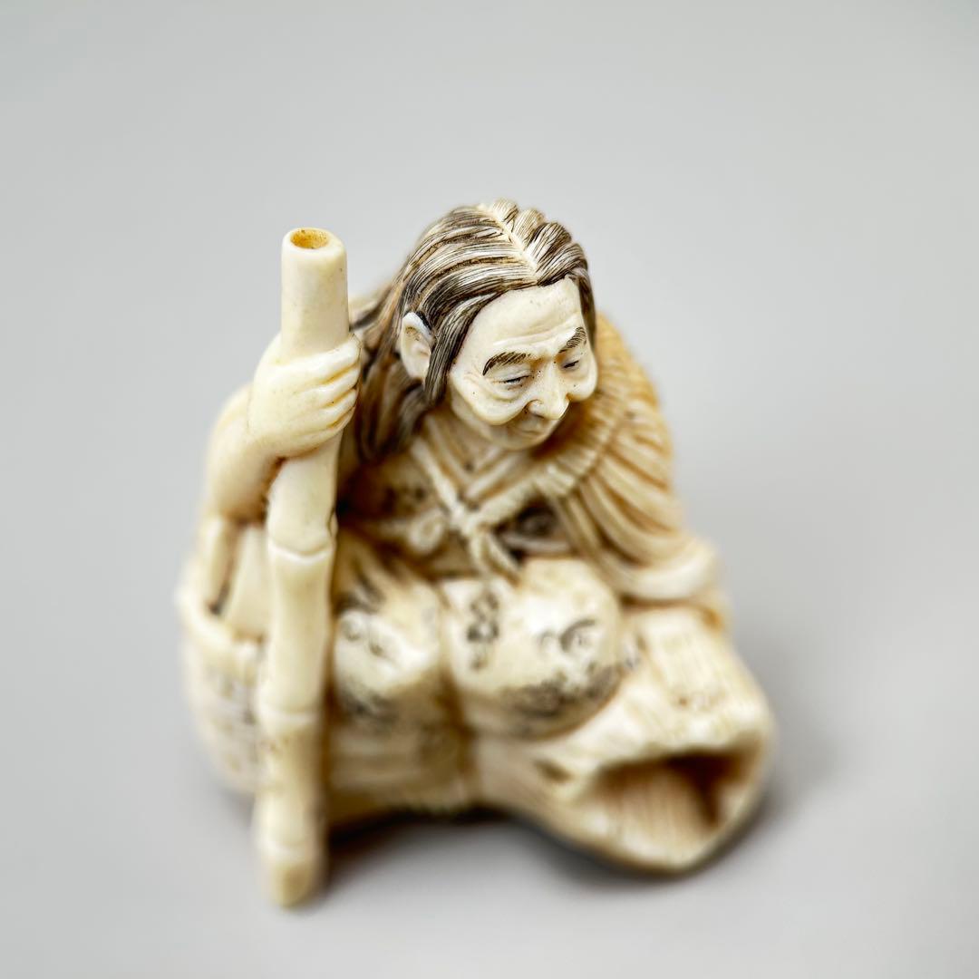 老人彫刻 杖と籠付き極上　根付天然素材アンティーク骨董　飾り物古美術置物細密細工