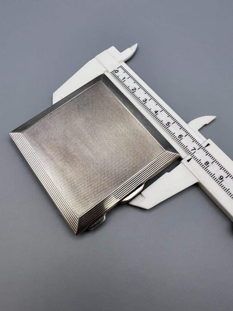 20 世紀中期　純銀製　四角形　エンジンターン加工　内部鏡　パウダー コンパート