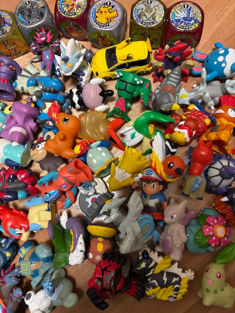ポケモンフィギュアセット +ピカチュウのトミカ&サイコロおまけ付き