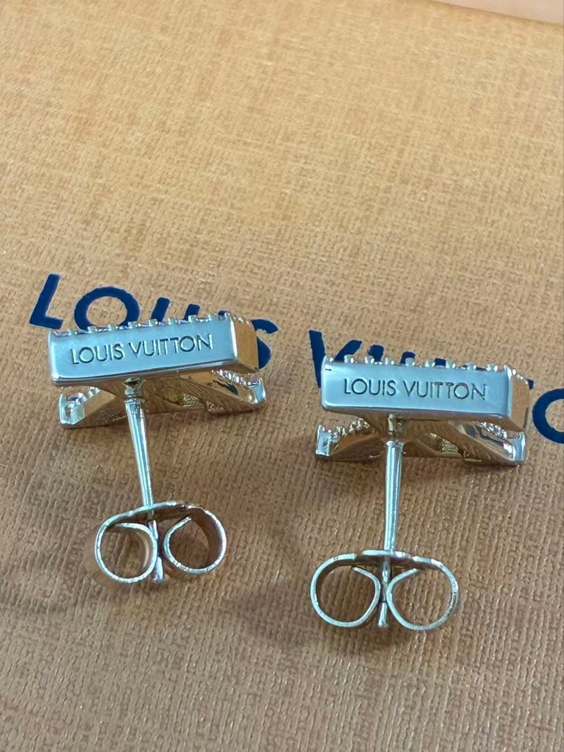 Louis Vuitton ゴールドロゴピアス