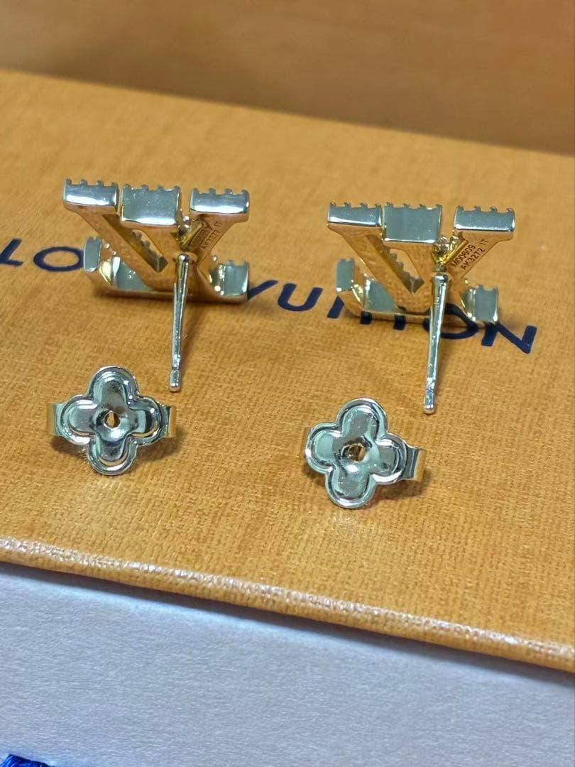 Louis Vuitton ゴールドロゴピアス