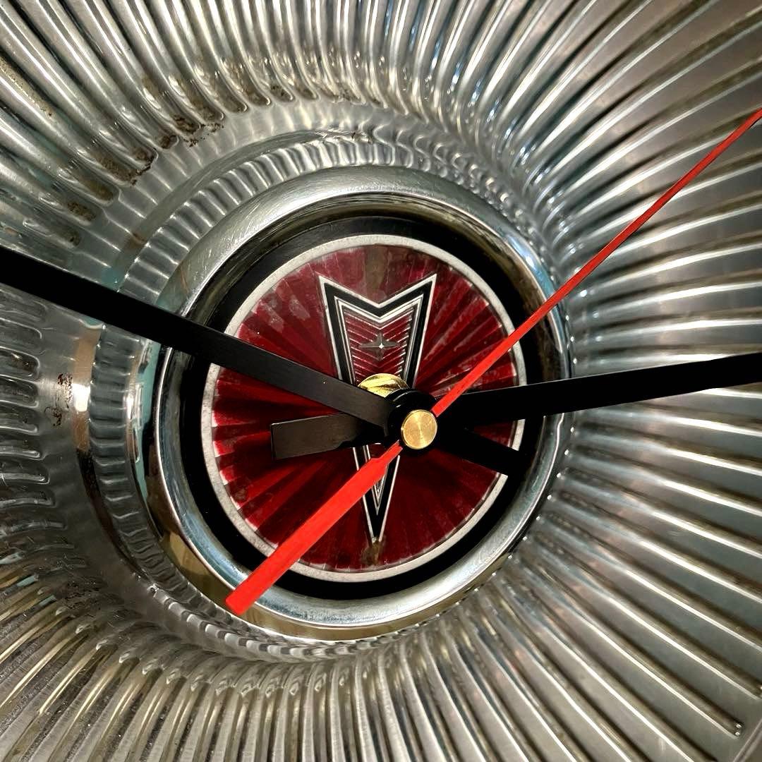 ポンティアックのホイールキャップ壁掛け時計