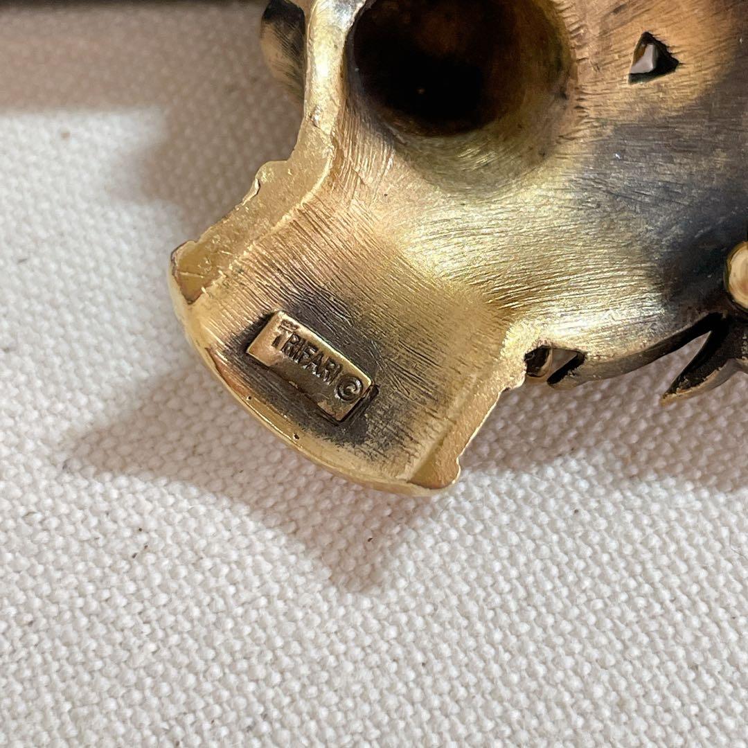 トリファリ 動物 ブローチ 緑の目の犬 プードル