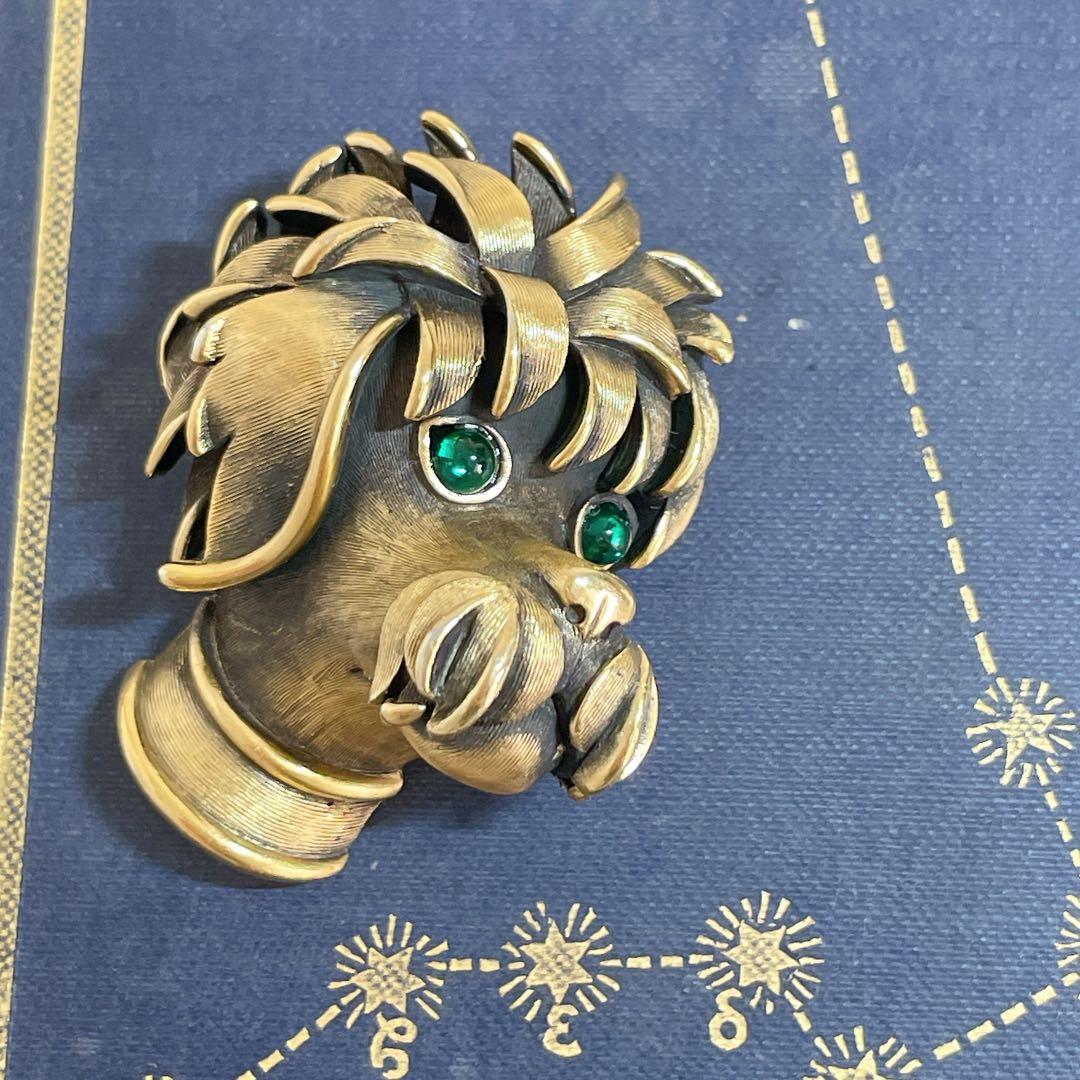 トリファリ 動物 ブローチ 緑の目の犬 プードル