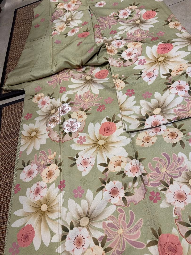 振袖　黄緑色地にお花模様